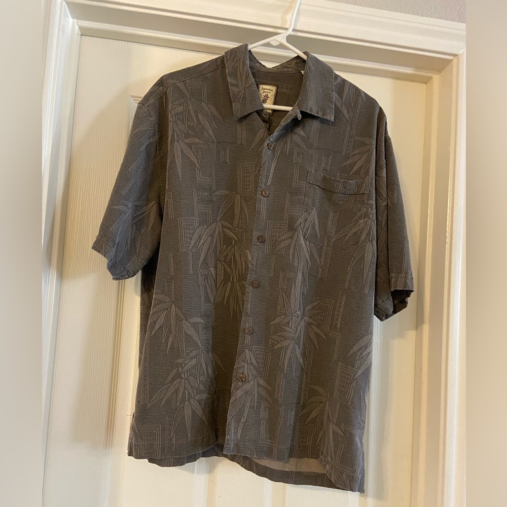 Jamaica Jaxx Authentic Island Style Men’s Hawaiian gray button down shirt